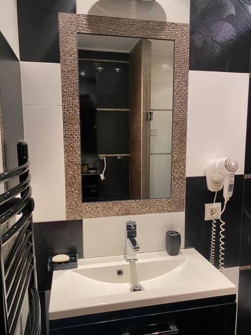 Lovely 1-Bedroom Apartament With Free Parking Sofia Ngoại thất bức ảnh